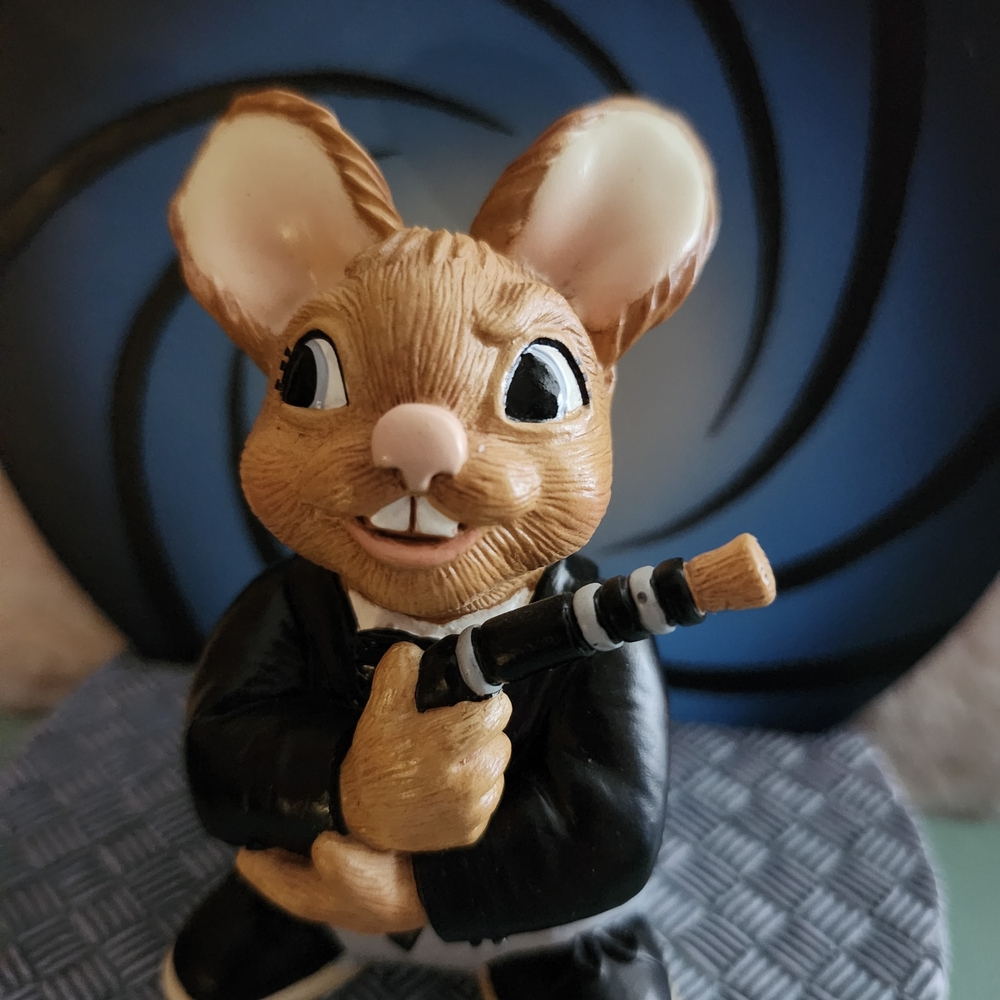 🐰 PenDelfin Studios Limited collectible figurine — styled after James Bond/007 - Picture 3 of 5